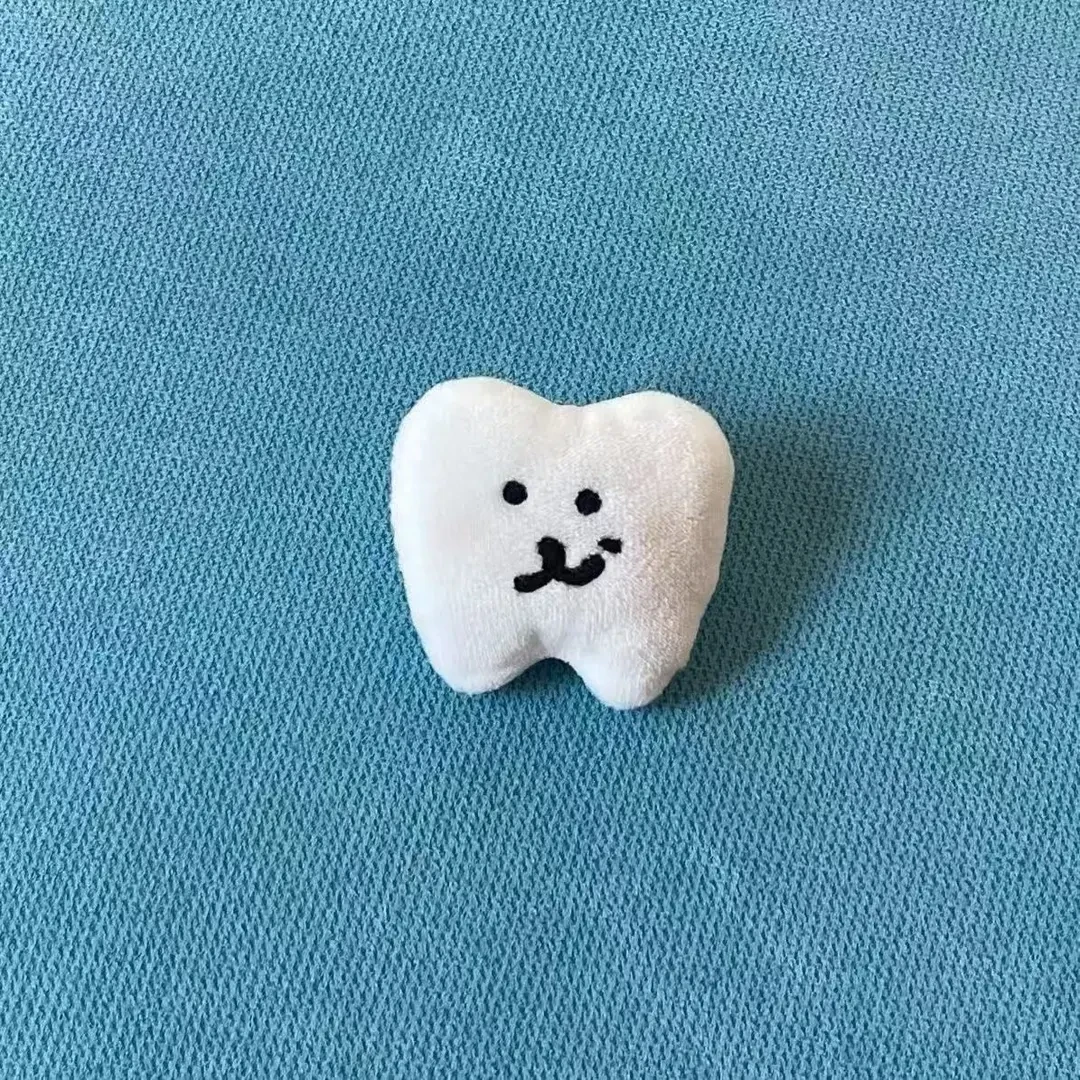 新品chiikawa自嘲熊牙挂链熊毛绒公仔玩偶卡通公仔挂件礼物xx