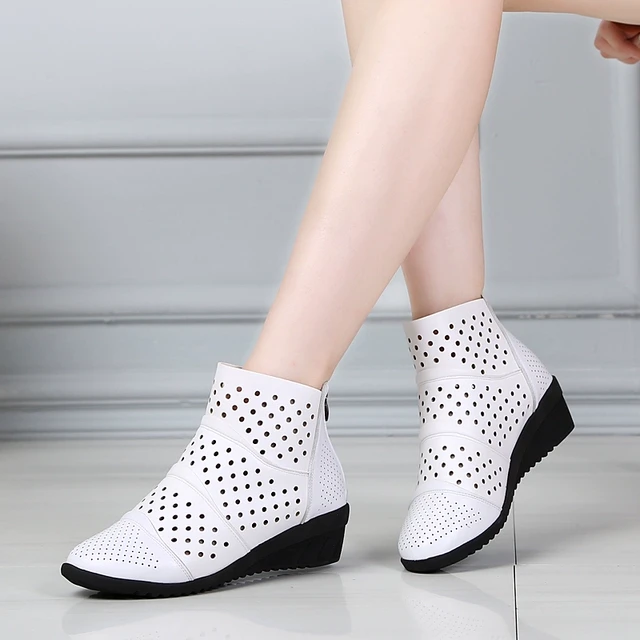 洞洞鞋女镂空网靴春夏真皮坡跟平底妈妈鞋软底广场跳舞鞋中跟凉鞋