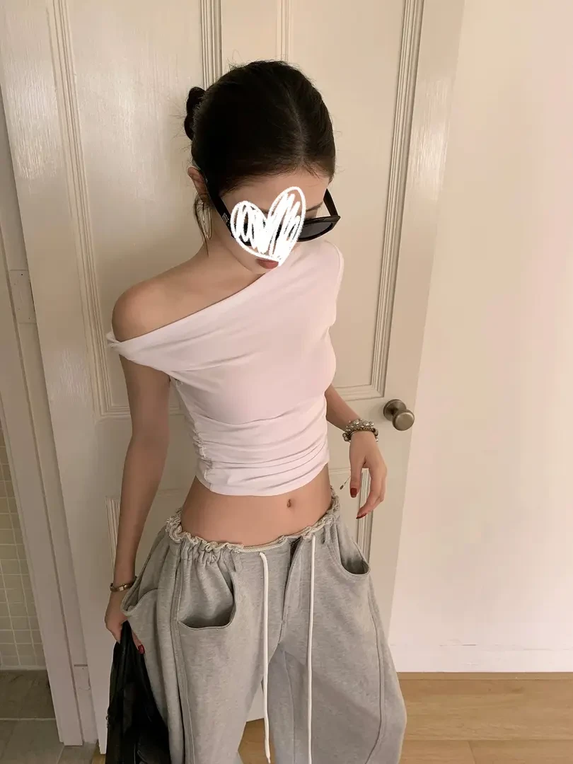 白色斜领露肩T恤女2025夏季新设计感修身短款辣妹性感斜肩上衣