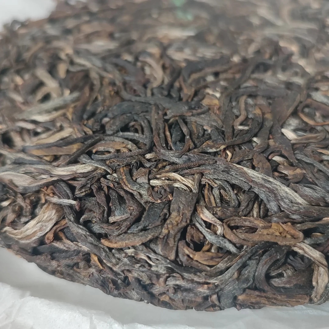 2020年春，老树生茶饼香气馥郁茶汤鲜活甜口