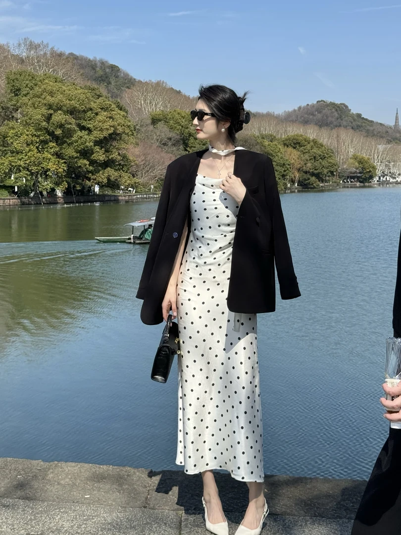 百搭领设计感轻奢宽松型轻职风西装长袖套装波点设计吊带连衣裙子