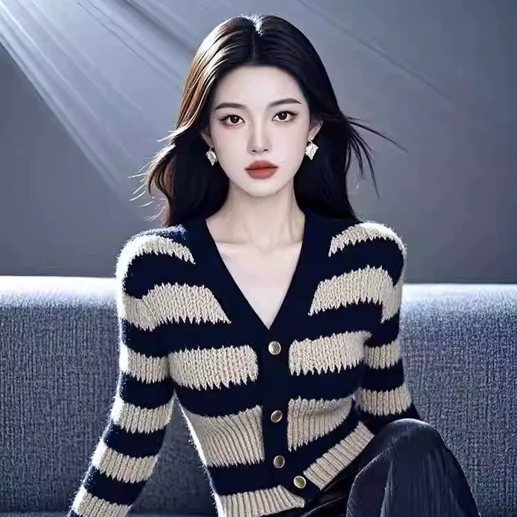 软糯慵懒风百搭修身显瘦毛衣高级感超好看黑白条纹针织开衫女秋冬