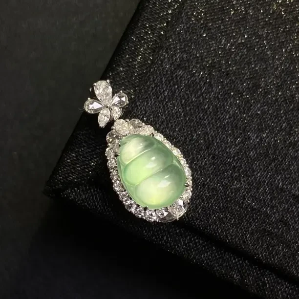 缅甸A货翡翠甜色福豆吊坠18K镶嵌