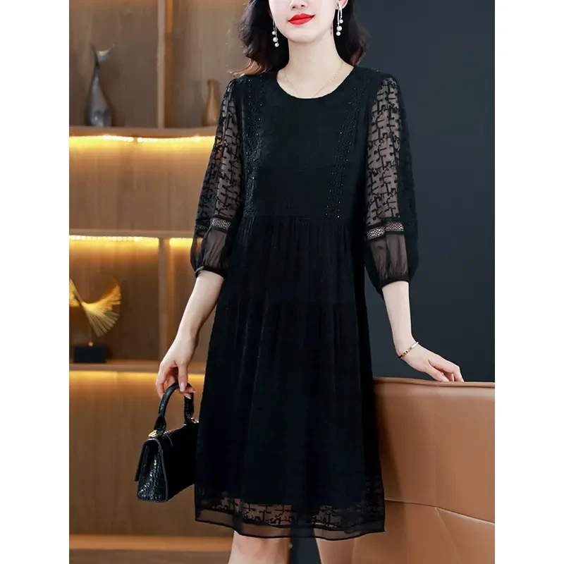 夏季时尚百搭轻奢加大加宽不褪色常规慵懒休闲轻熟蕾丝镂空连衣裙