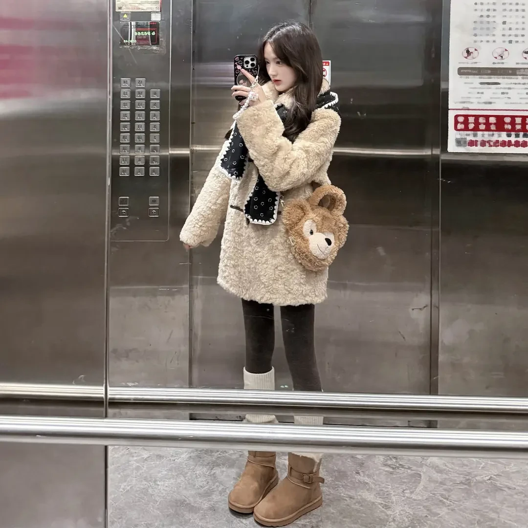 羊羔毛外套女冬季新款2025小香风保暖皮毛一体加厚毛绒牛角扣大衣