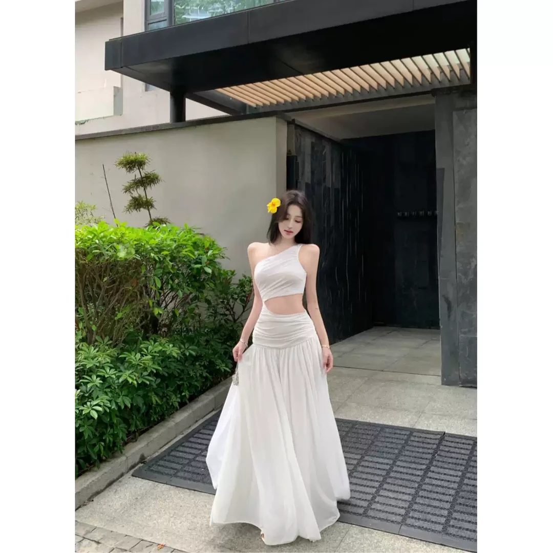 白色无袖法式斜肩连衣裙女夏季度假修身长裙设计感风收腰字裙子