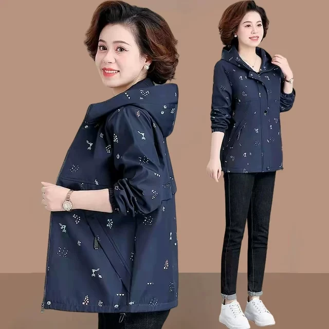 中老年妈妈春装短款运动服风衣外套女加肥加大中年洋气夹克上衣服