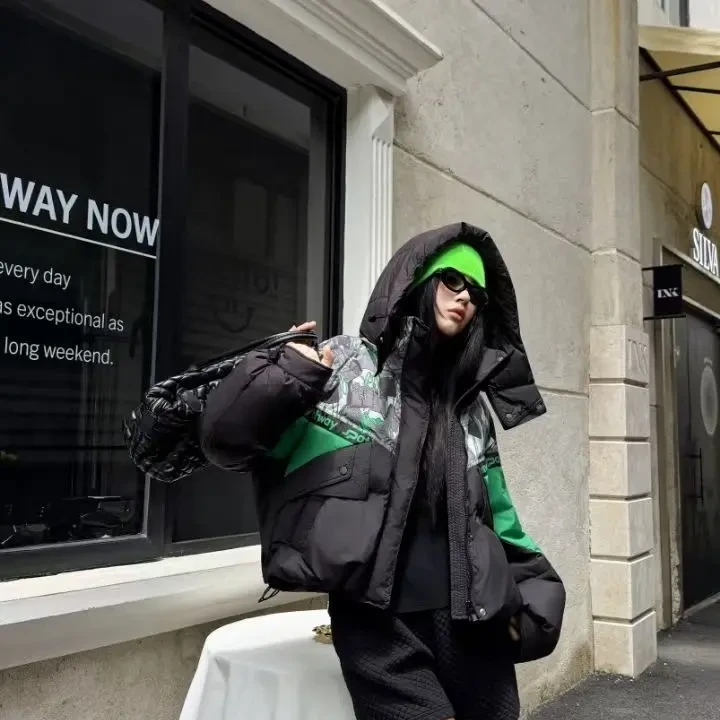 韩系印花拼接短款连帽女冬季2025新款白鸭绒面包服