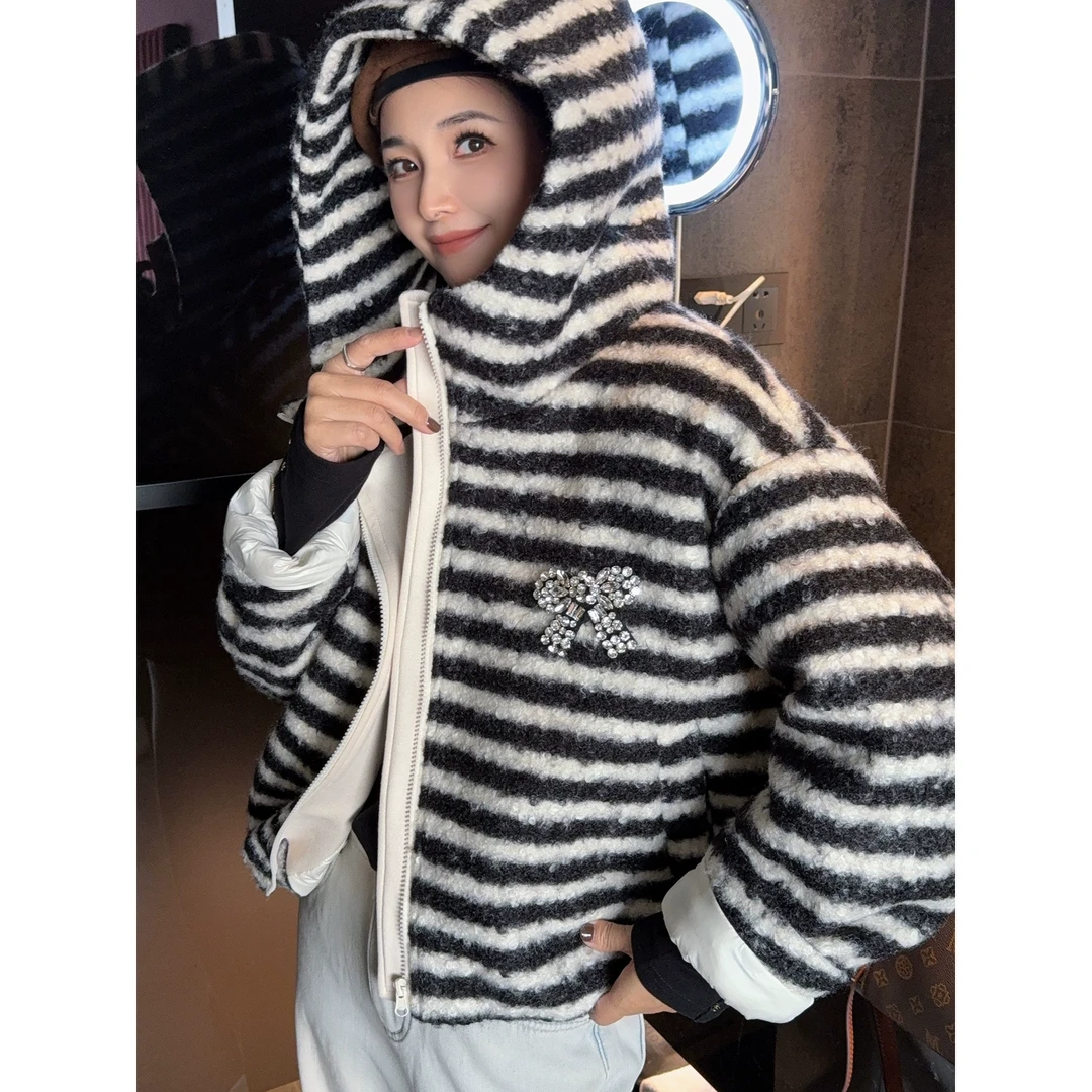 2024冬季新款条纹羊羔绒加厚保暖连帽白鸭绒羽绒服外套W33122
