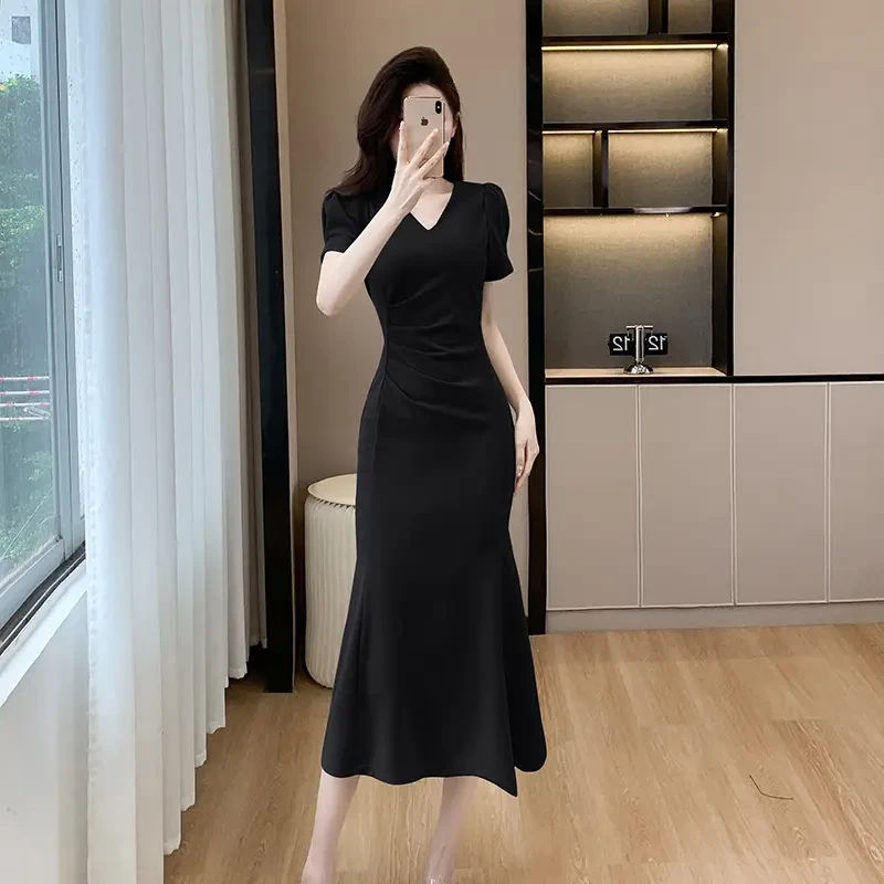 高级感V领黑色连衣裙2025夏季新款泡泡袖收腰显瘦鱼尾裙网红时尚