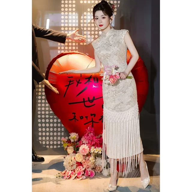 白色旗袍订婚礼服裙女2025新款夏新中式露背无袖新娘敬酒服高级感