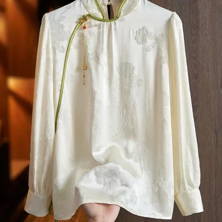 优雅中式风格白色长袖上衣展现端庄气质新中式
