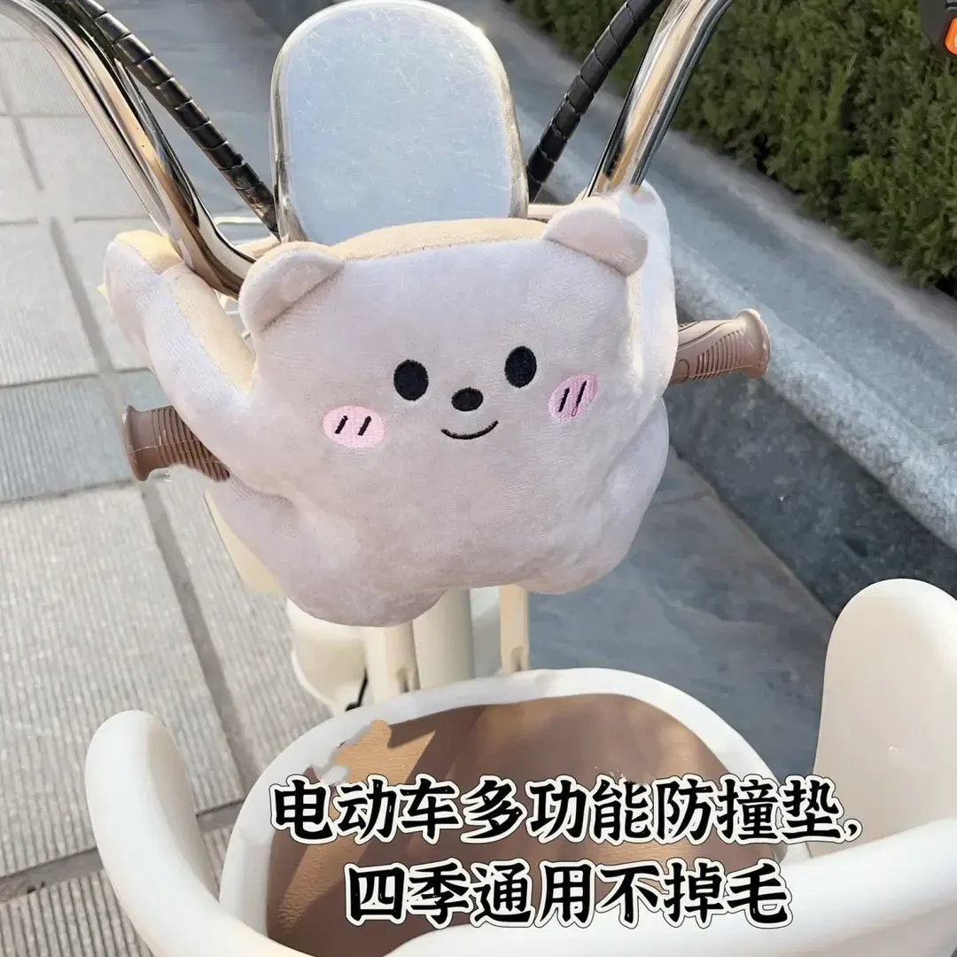 新款前置婴儿儿童电动车座椅防撞保护玩偶防磕碰电瓶电动车防摔杯