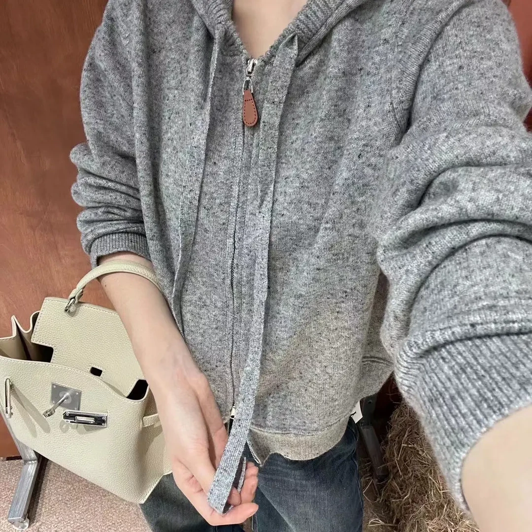 2025新款秋冬新款百搭修身连帽双拉链带皮挂饰针织开衫毛衣