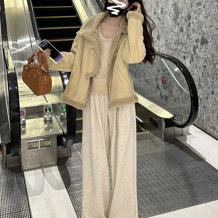 牛角扣羊羔绒外套