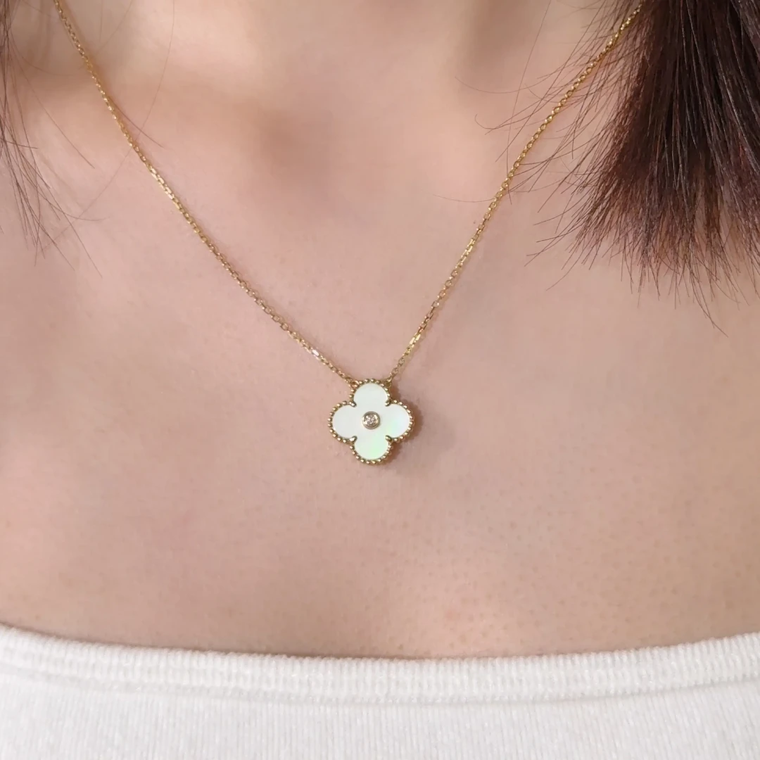 18k金带钻白贝四叶草项链