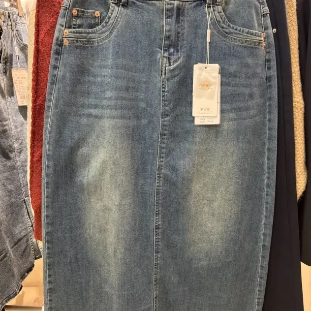 【VV FUSHI】B24031633 经典蓝色高腰牛仔半身裙简约大方修饰线条