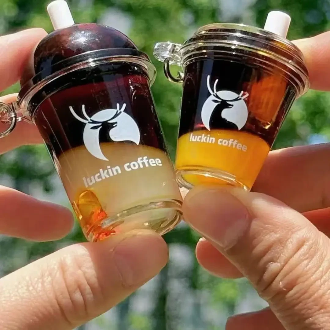 瑞幸长安的荔枝联名转运小马挂件荔枝冰萃高颜值咖啡杯钥匙扣礼物