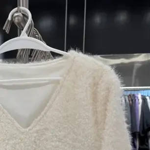 宽松温柔风白色V领马针织女士秋冬上衣百搭时尚气质网红