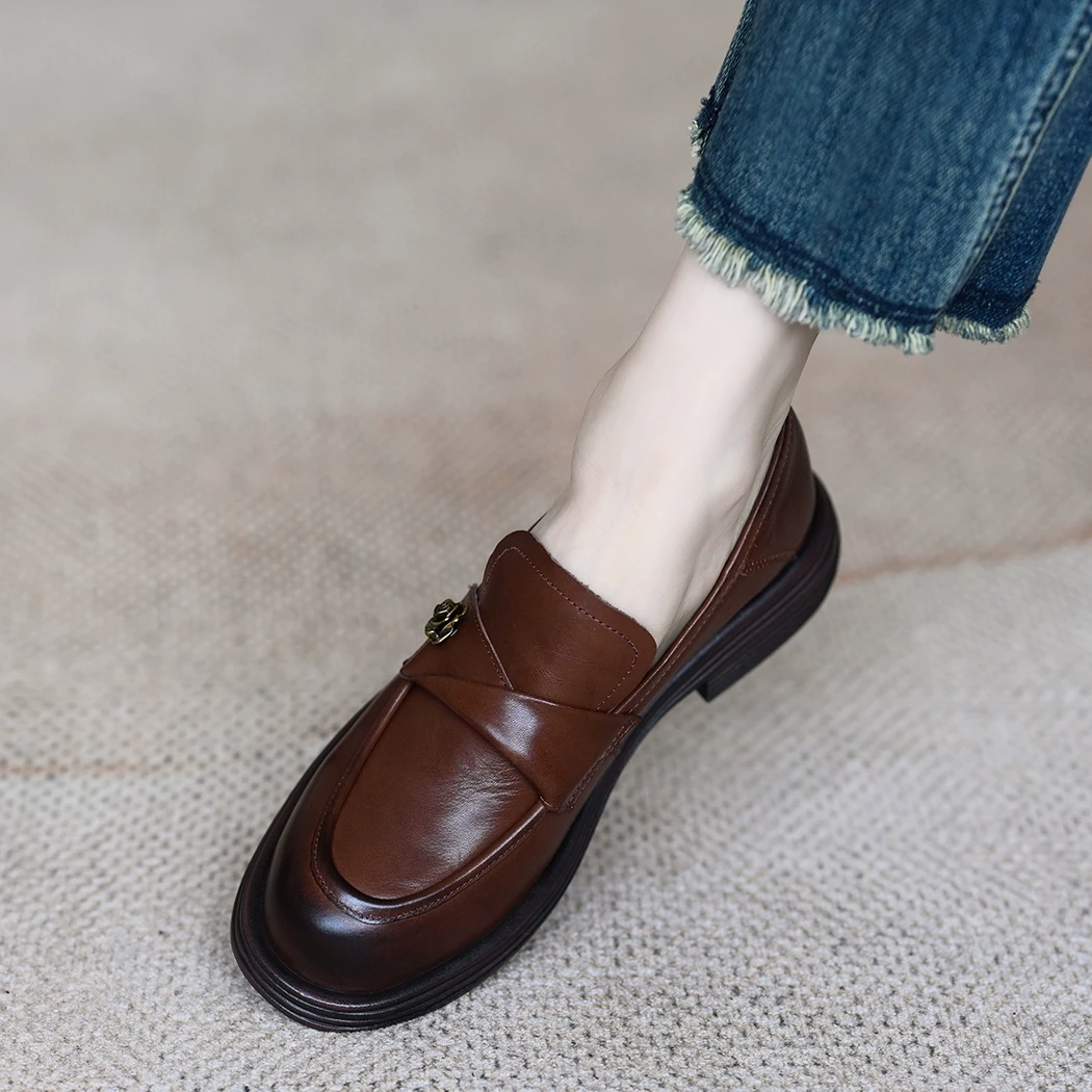 一脚蹬单鞋女2025春季新款真皮粗跟圆头山茶花复古乐福鞋