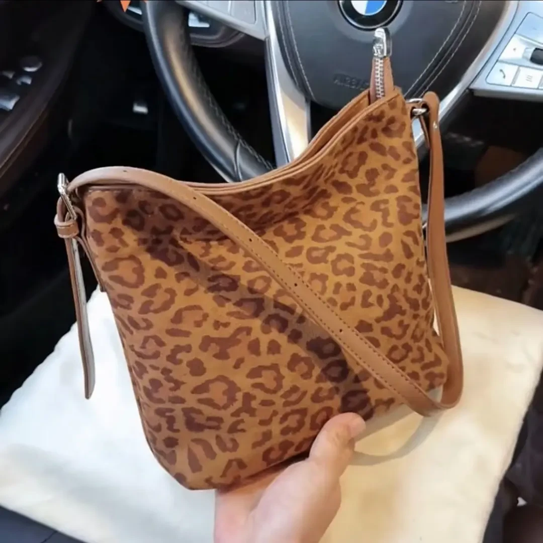 通勤慵懒风双根肩带斜挎水桶包包女2025新款百搭洋气豹纹单肩包潮