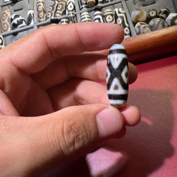 黑白配色折线九眼直切桶珠玛瑙天珠文玩配饰