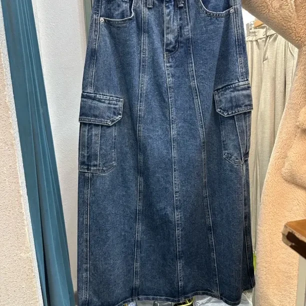 经典蓝色高腰牛仔长裙展现女性优雅身姿
