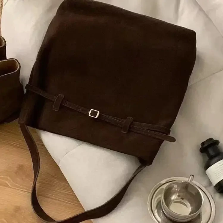 磨砂反绒大容量水桶包皮带扣装饰通勤托特包小众洋气