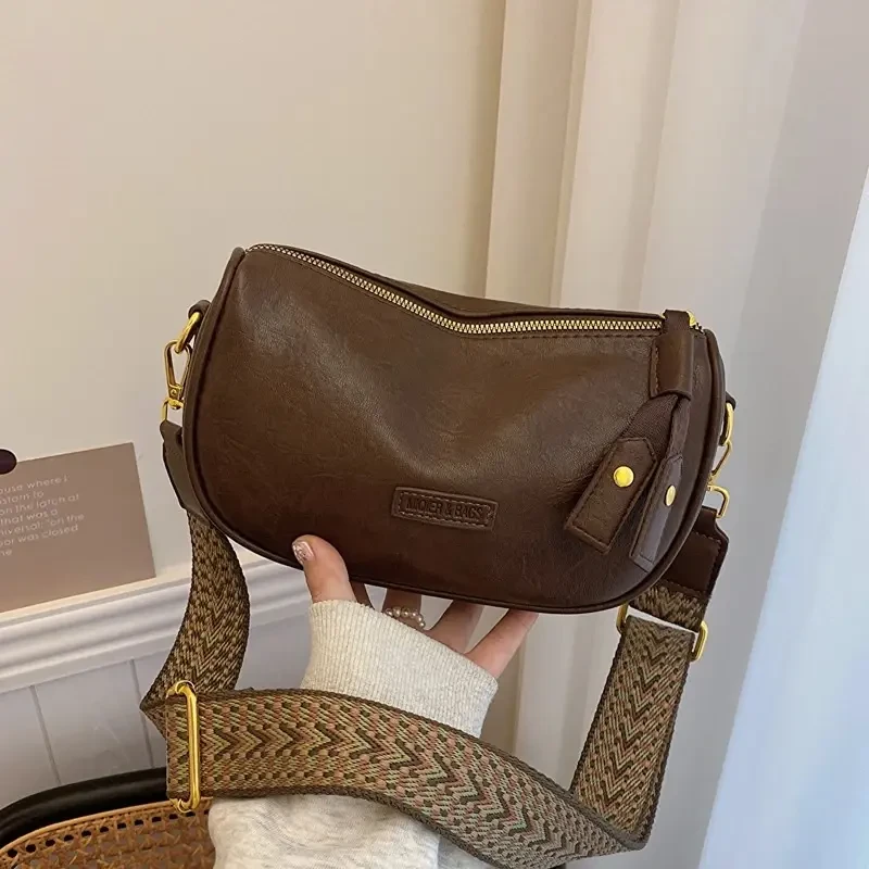 包包女2025新款高级感法棍单肩包今年流行宽带斜跨小枕包