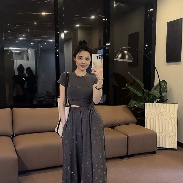 零小零灰色T恤套装裙2025新款设计感韩版显瘦半身裙两件套