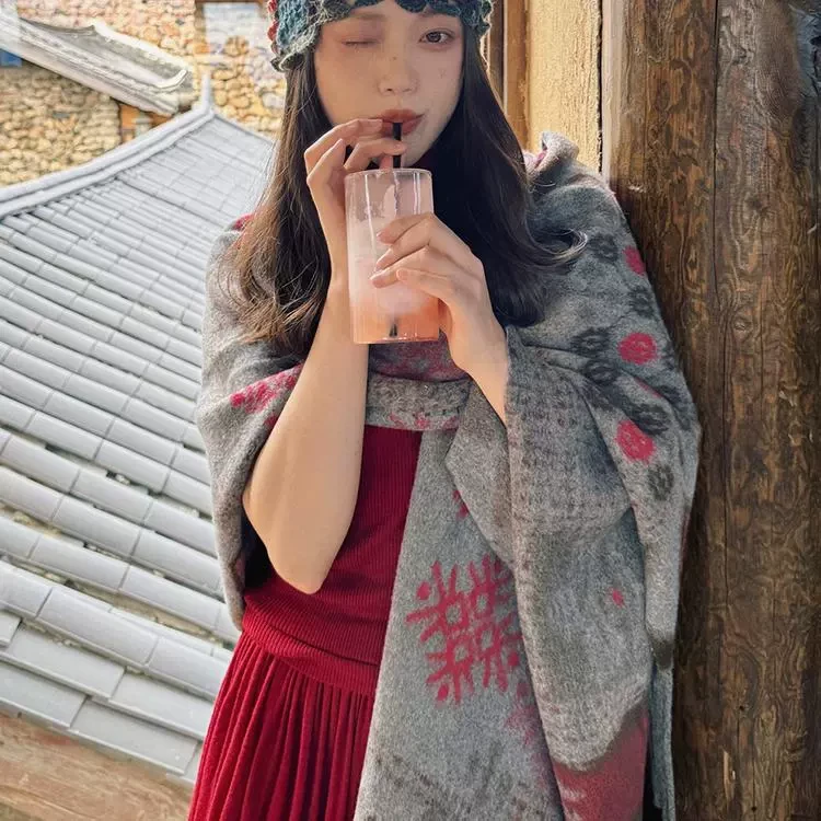 云南丽江2024新款围巾女格子百搭空调房斗篷春游护肩颈毛毯女外搭