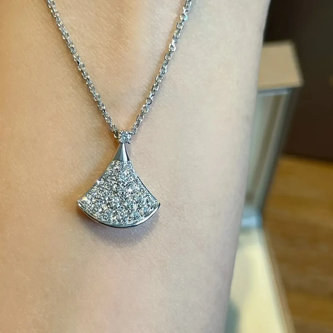 18K 金满钻镶嵌裙子项链4.3克0.52ct