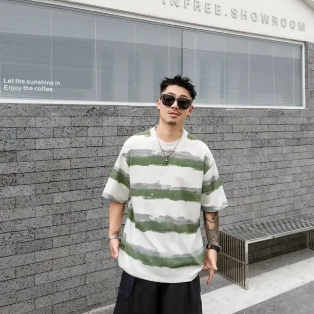 时尚休闲风格男士短袖T恤简约条纹舒适透气潮流设计