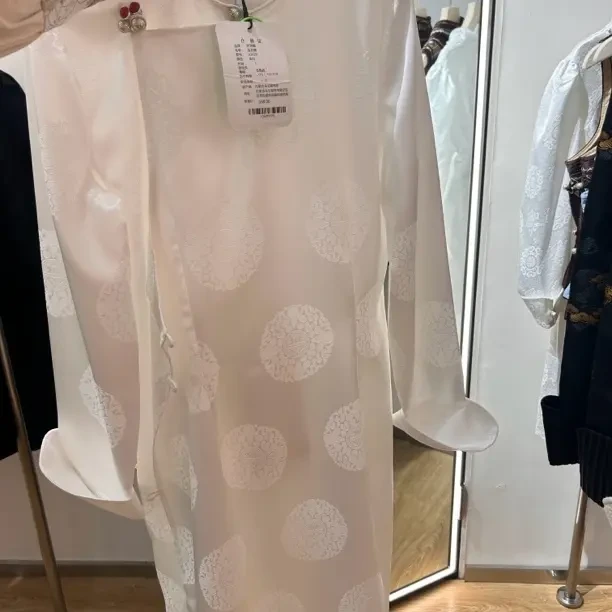 情侣长款传统长袍改良设计适合日常与演出穿着