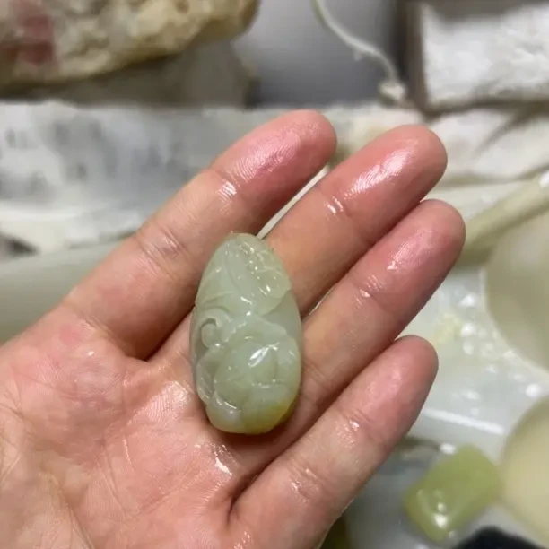 新疆和田玉精工雕刻时尚立体如意喜鹊吊坠