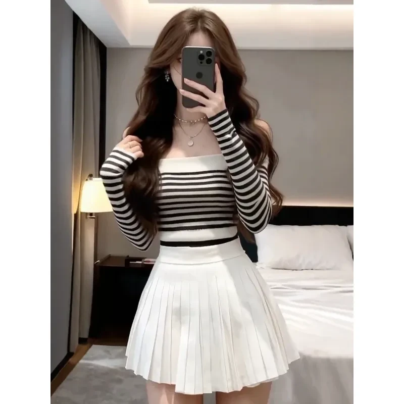 韩版时尚静奢休闲通勤风撞色条纹一字肩露肩长袖上衣百褶裙两件套