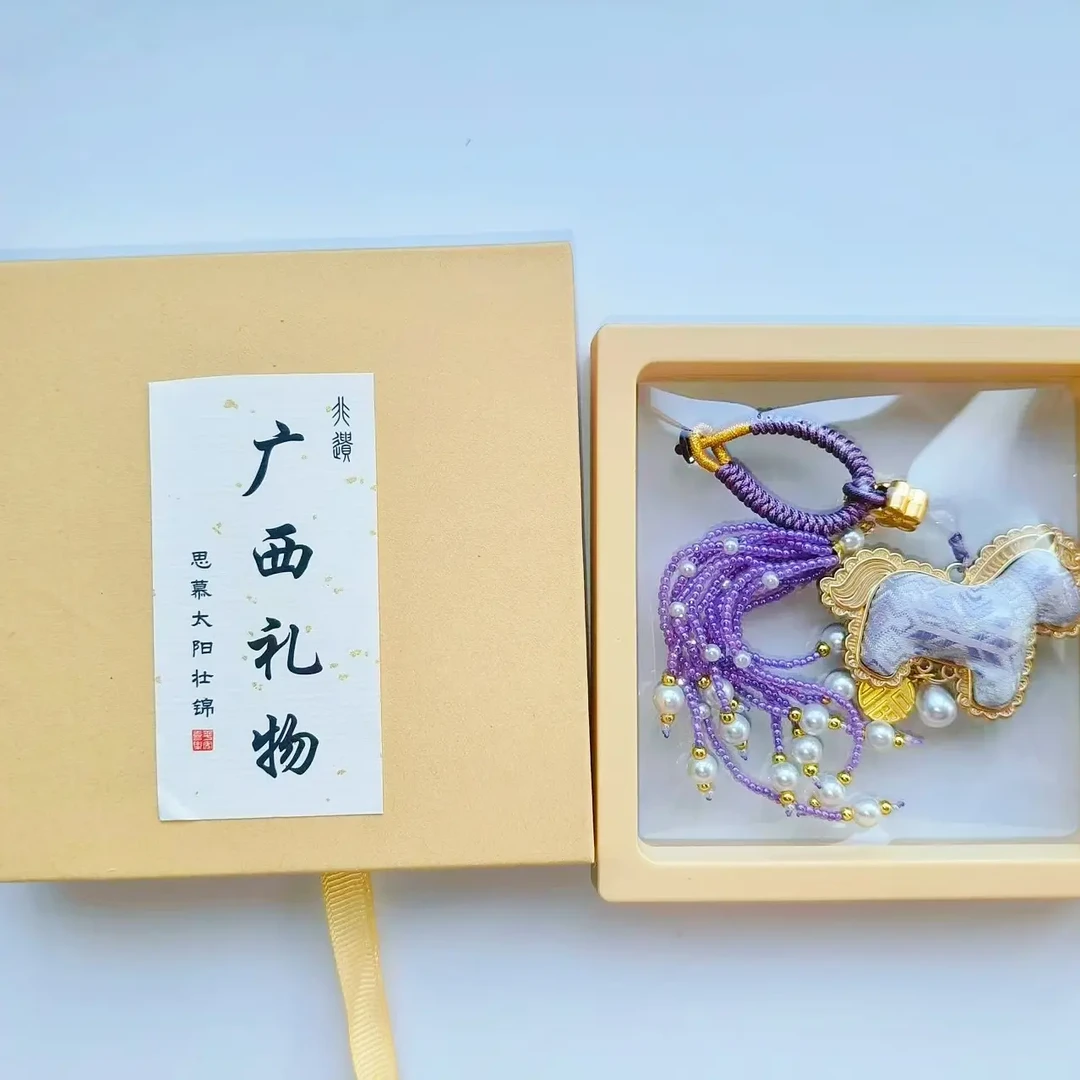 紫色中式手工壮锦小马挂包挂件时尚美观