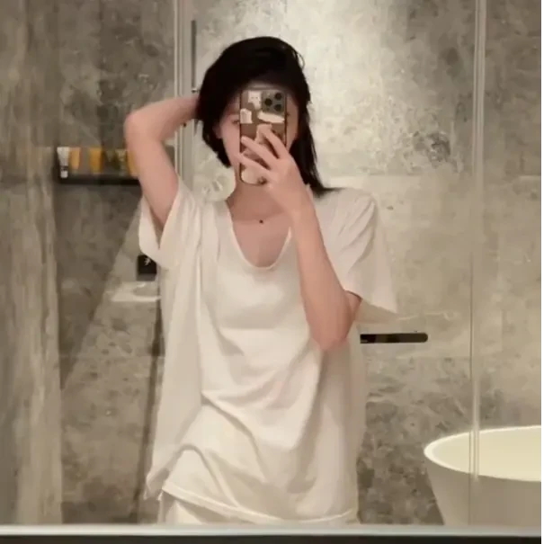 纯欲风夏季网红短袖白色大领口时尚V领t恤正肩夏宽松显瘦内搭女潮