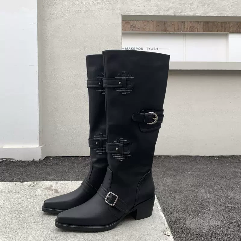 宋熙熙2025春新款尖头西部靴粗跟长靴皮带扣不过膝尖头高筒骑士靴