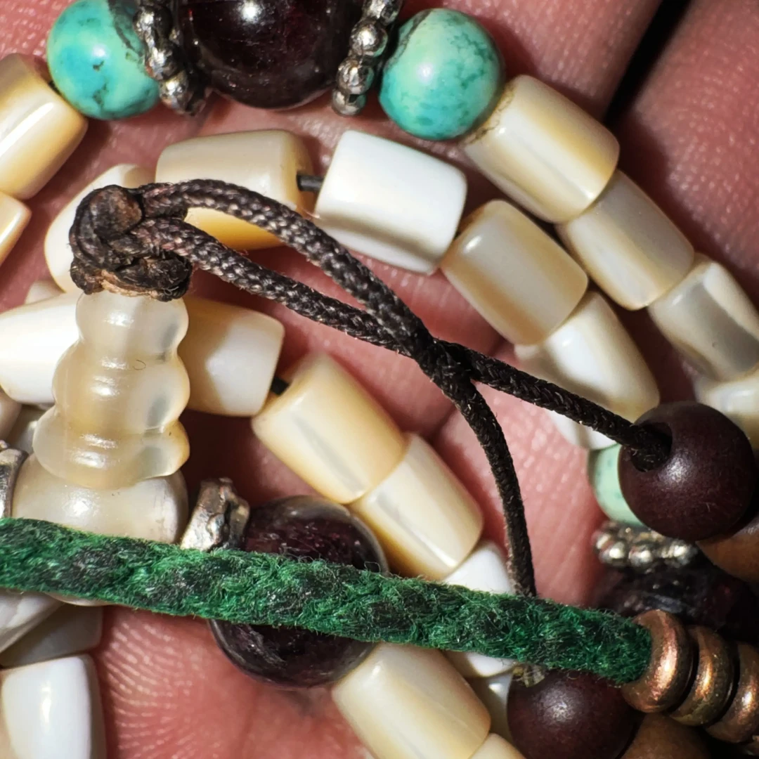 藏区一线收货一珠，爆老鱼牙念珠，108价格舒适，材质特好，配串都老