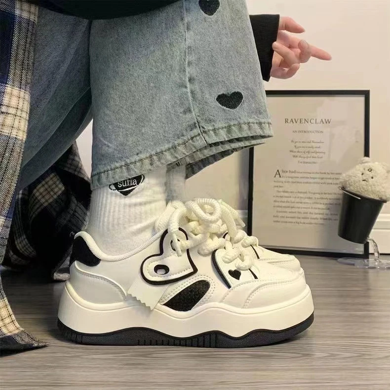 复古小众爱心小白鞋女春季港风爆款厚底潮流学生百搭运动板鞋韩版