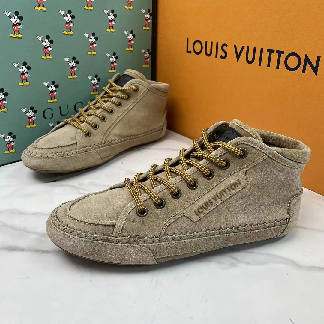 95新 LouisVuitton/路易威登 高帮麂皮浅棕色经典休闲板鞋/42.5码
