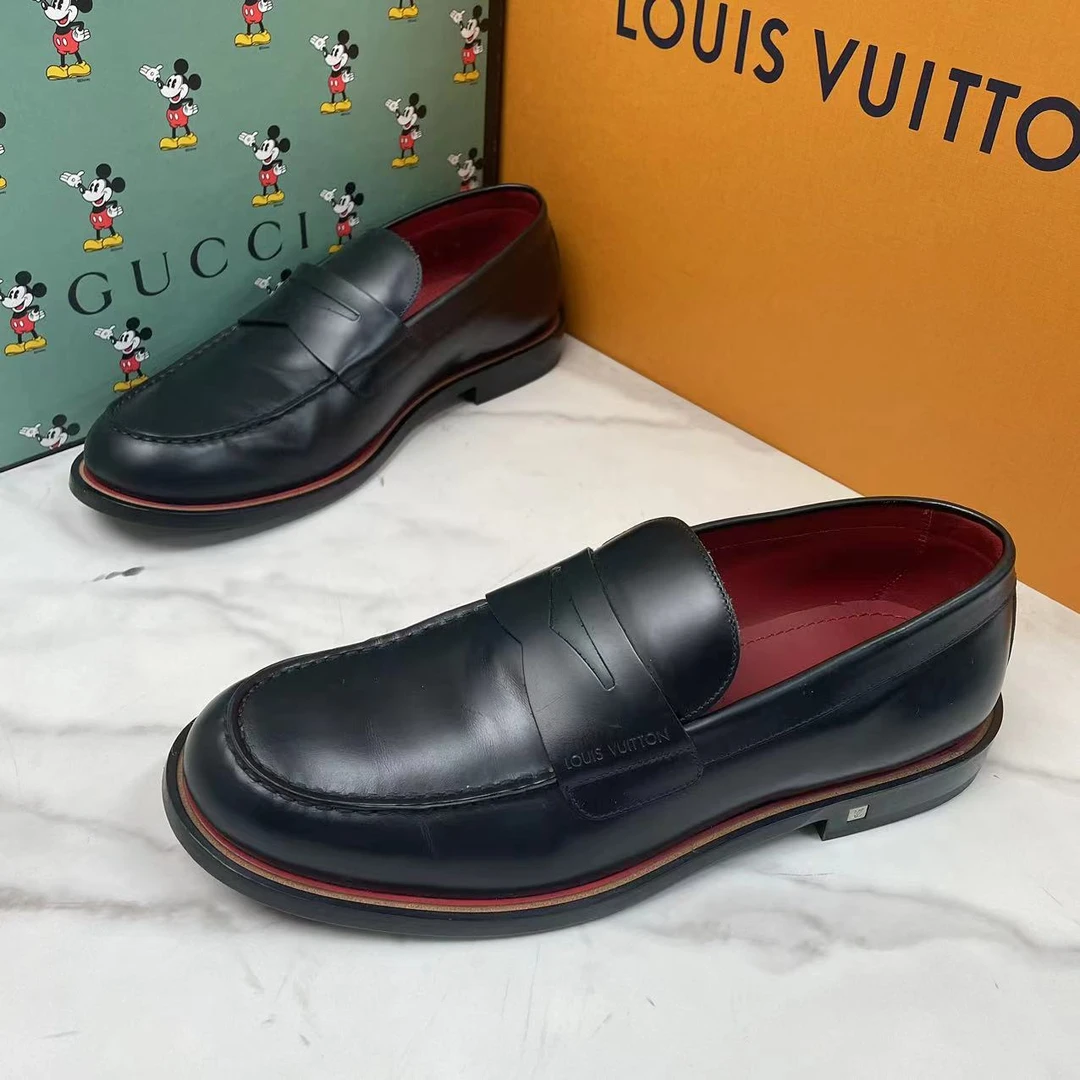 99新 LouisVuitton/路易威登 黑色亮面红内里男士正装乐福鞋/40码