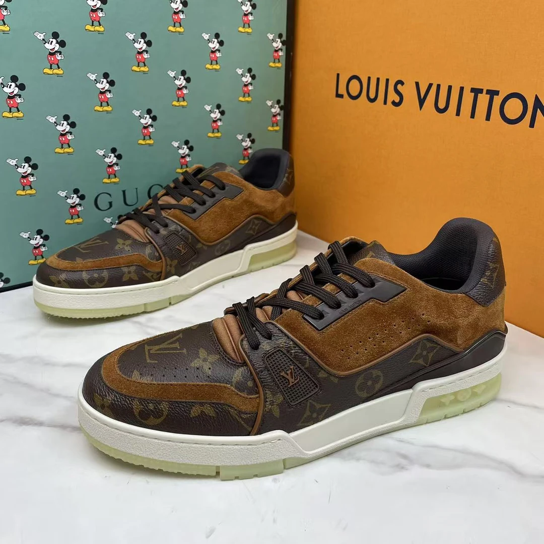 全新未使用 LouisVuitton/路易威登 棕色麂皮老花满印tr板鞋/41码
