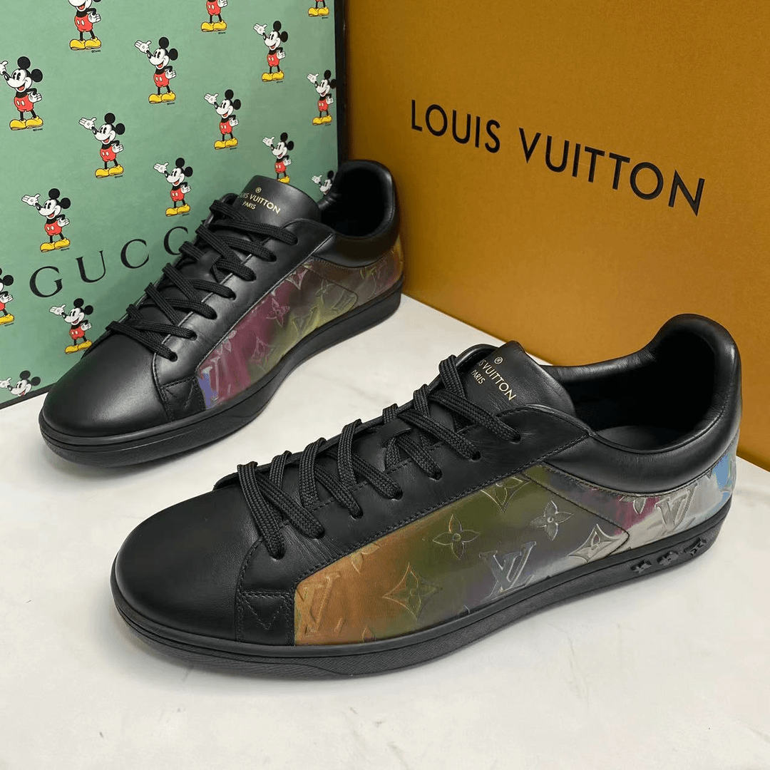 LouisVuitton/路易威登黑色炫彩镭射浮雕时尚休闲板鞋欧码42/98新