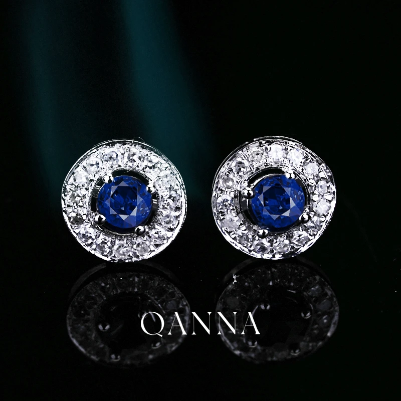 QANNA【70分 蓝宝石戴妃款耳钉】18K金经典围镶钻石耳钉AD