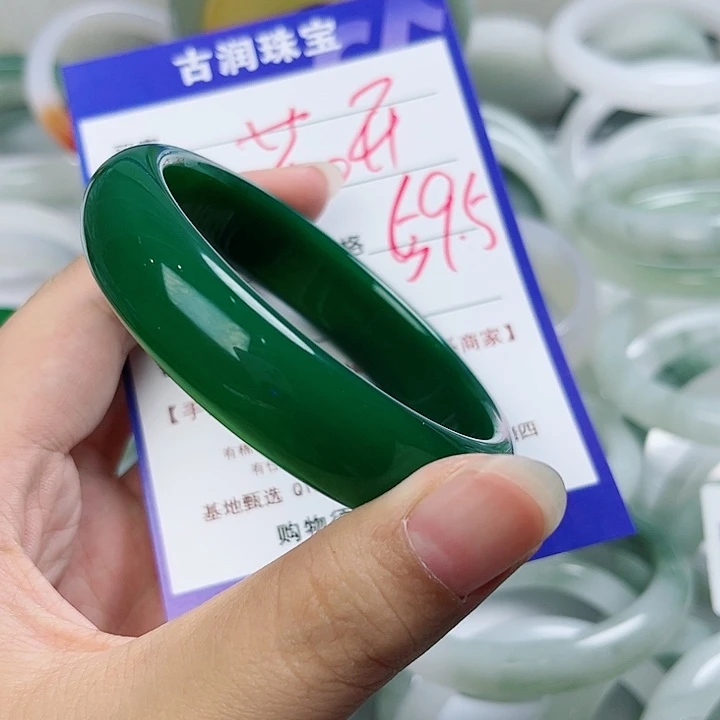 玛瑙/玉髓手镯未镶嵌花***。