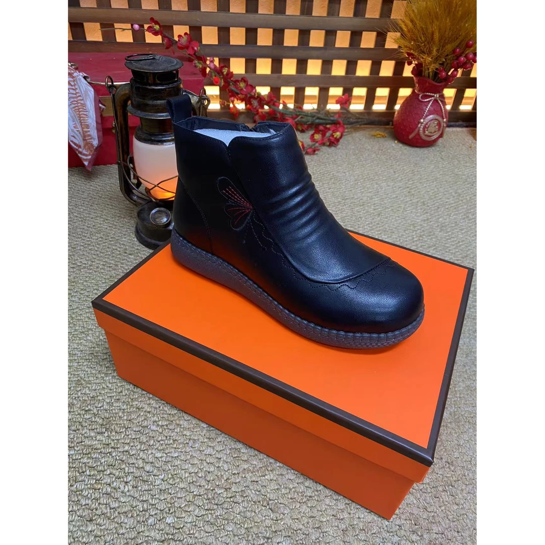 2024妈妈棉鞋中老年冬季保暖厚底短靴防滑软底真皮加绒平底奶奶鞋