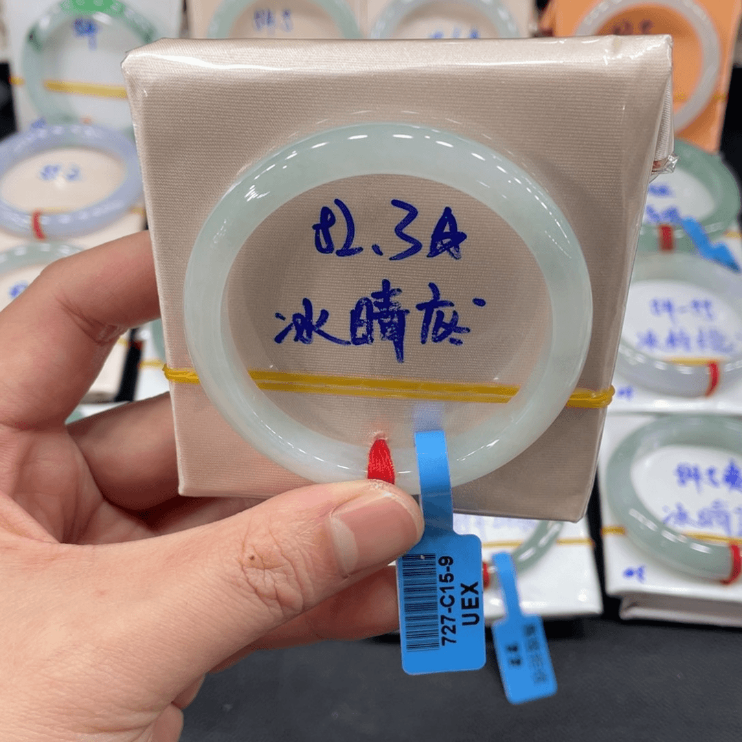 翡翠手镯未镶嵌翡翠