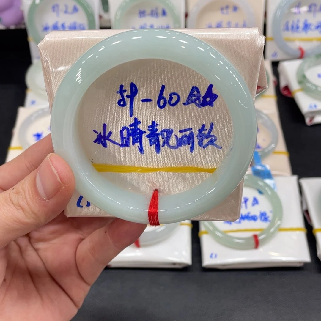 翡翠手镯未镶嵌翡翠